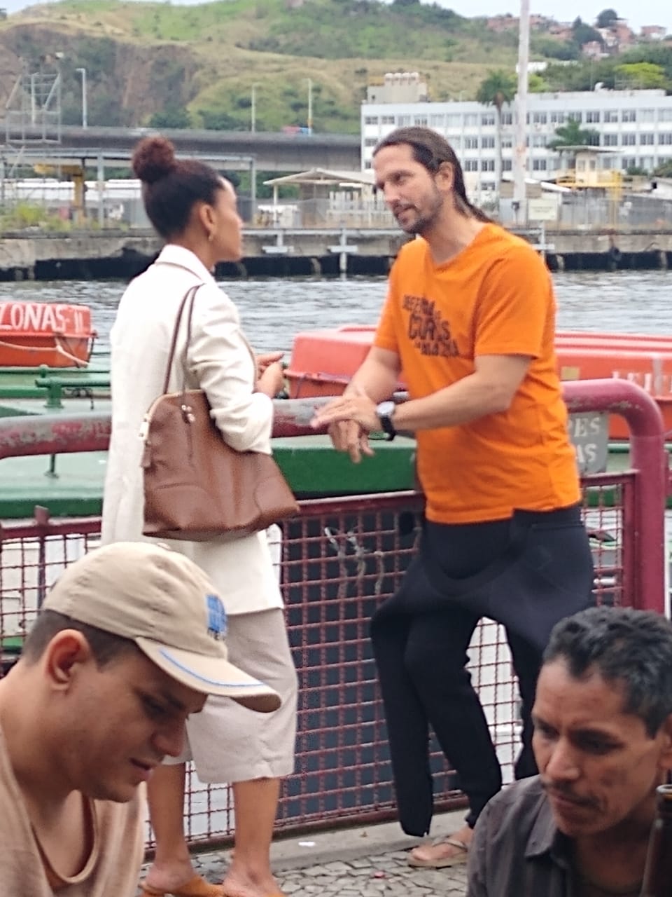 Tais Araújo e Vladimir Brichta gravam em Niterói (Foto: Só Famosos)