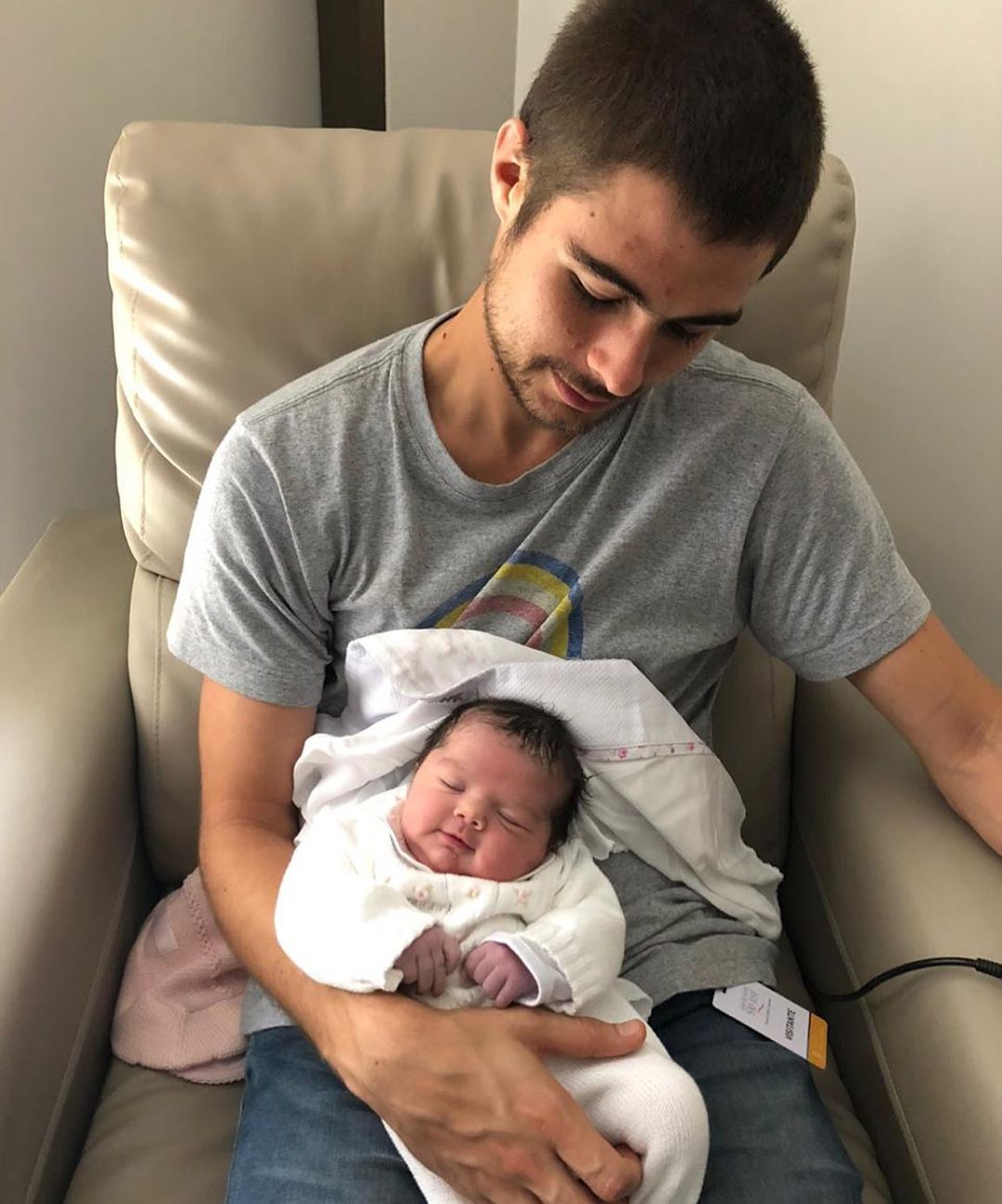 Rafael Vitti mostra a filha recém nascida (Foto: reprodução/Instagram)