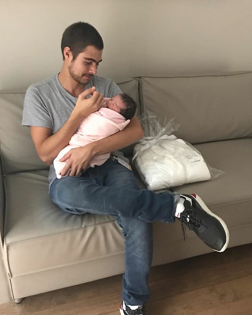 Rafael Vitti mostra a filha recém nascida (Foto: reprodução/Instagram)