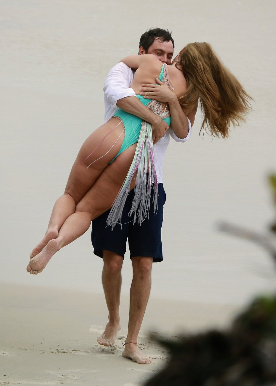 Sérgio Guizé e Paolla Oliveira gravam na praia (Foto: Dilson Silva/AgNews)