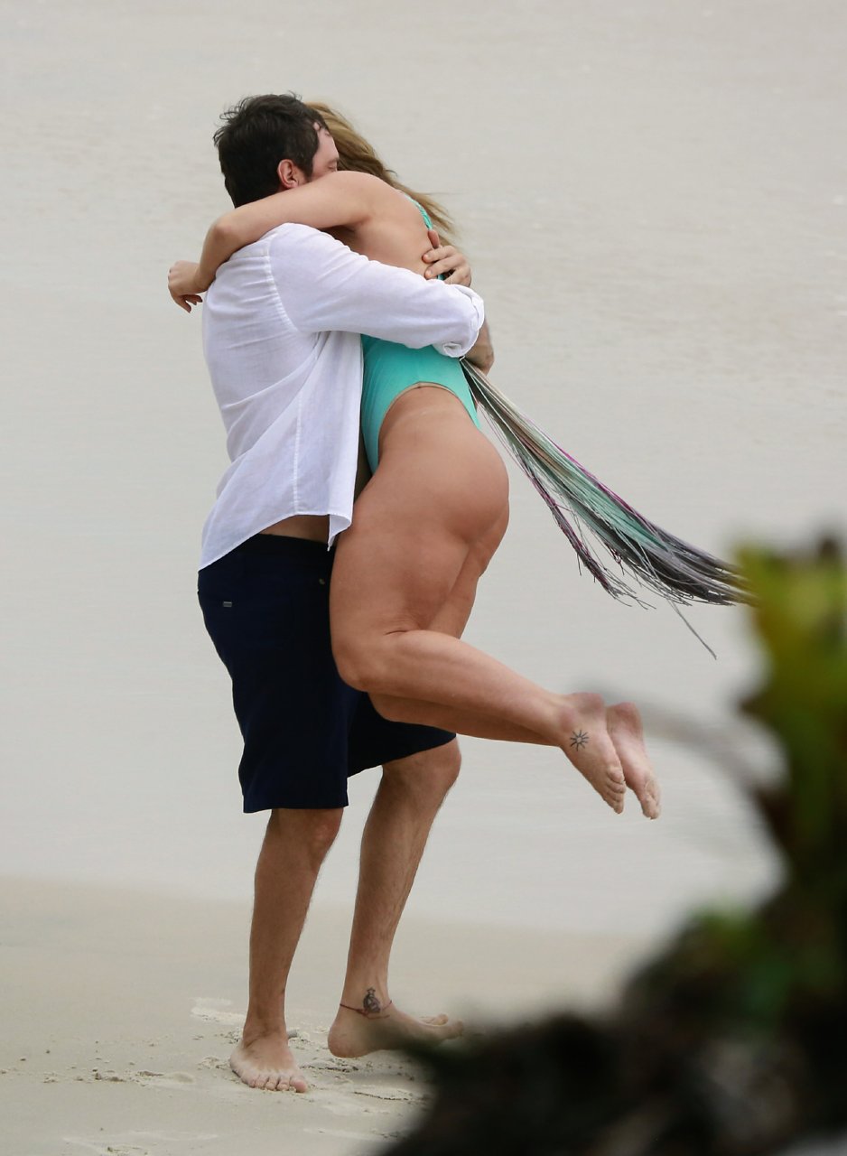 Sérgio Guizé e Paolla Oliveira gravam na praia (Foto: Dilson Silva/AgNews)