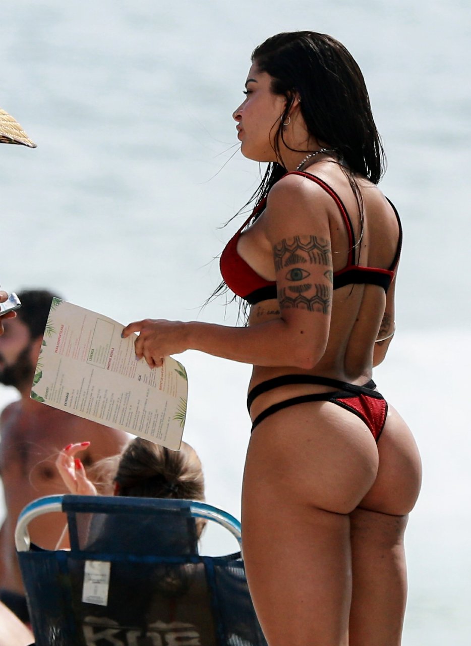 Aline Riscado na praia da Barra (Foto: Dilson Silva/AgNews)