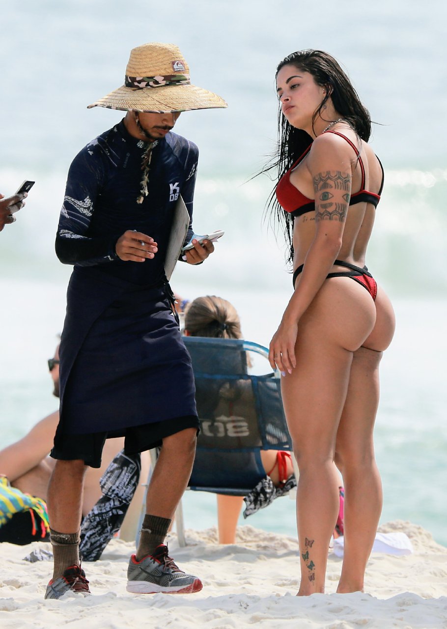 Aline Riscado na praia da Barra (Foto: Dilson Silva/AgNews)