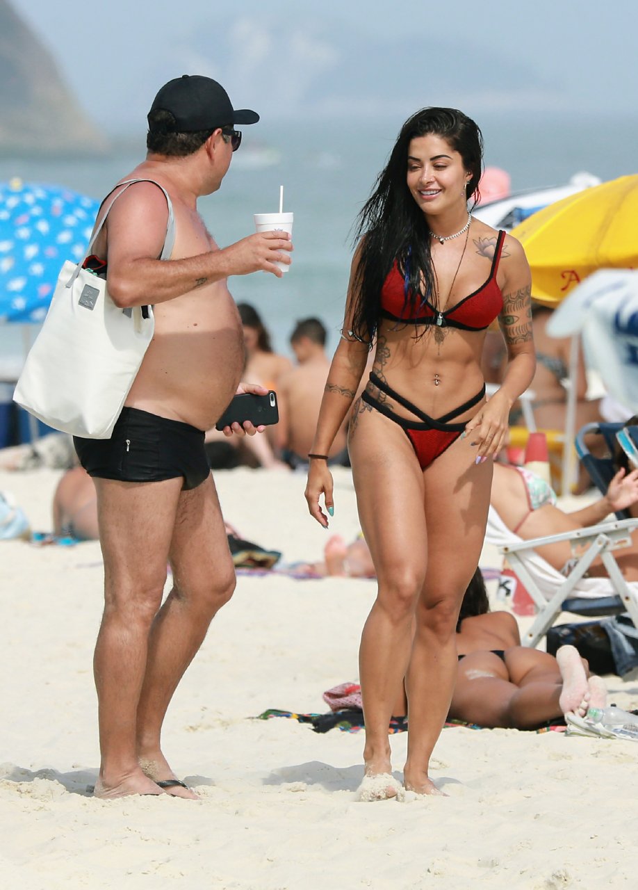 Aline Riscado na praia da Barra (Foto: Dilson Silva/AgNews)