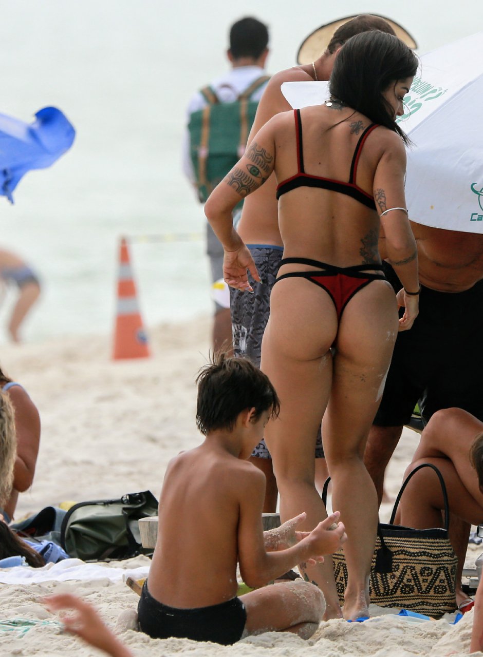 Aline Riscado na praia da Barra (Foto: Dilson Silva/AgNews)