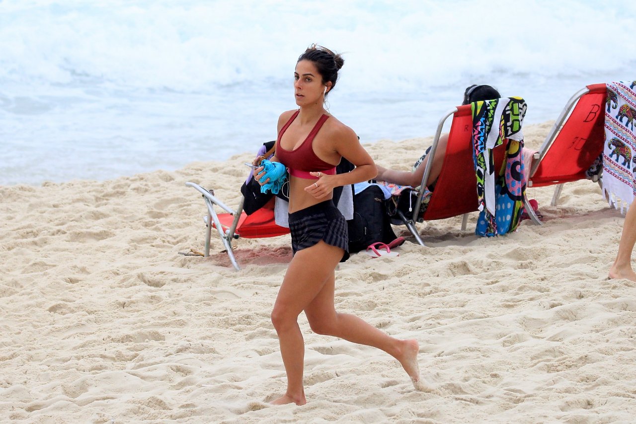 Carol Barcellos se exercita em Ipanema (Foto: AgNews)