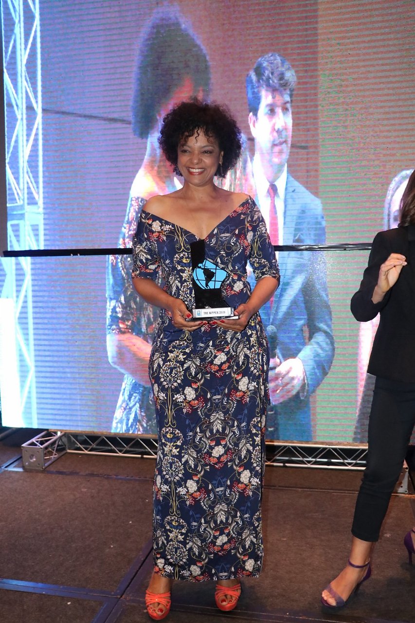 Maria Ceiça recebe troféu (Foto: Rogério Fidalgo/AgNews)