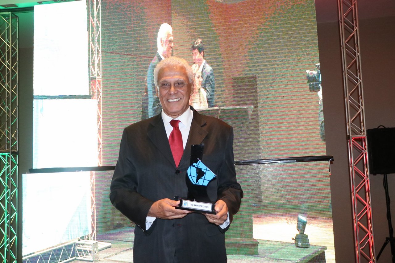 Roberto Dinamite recebe troféu (Foto: Rogério Fidalgo/AgNews)