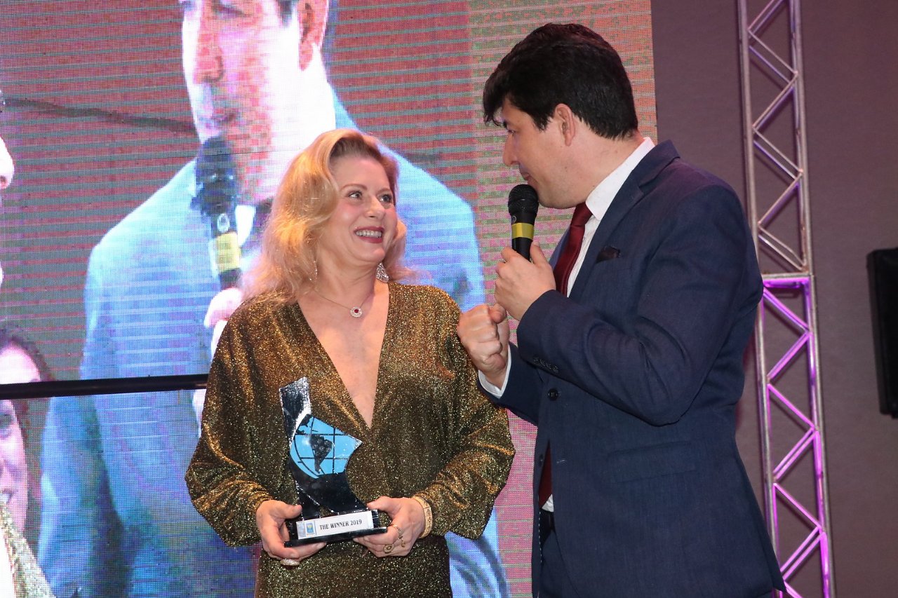 Vera Fischer recebe troféu (Foto: Rogério Fidalgo/AgNews)