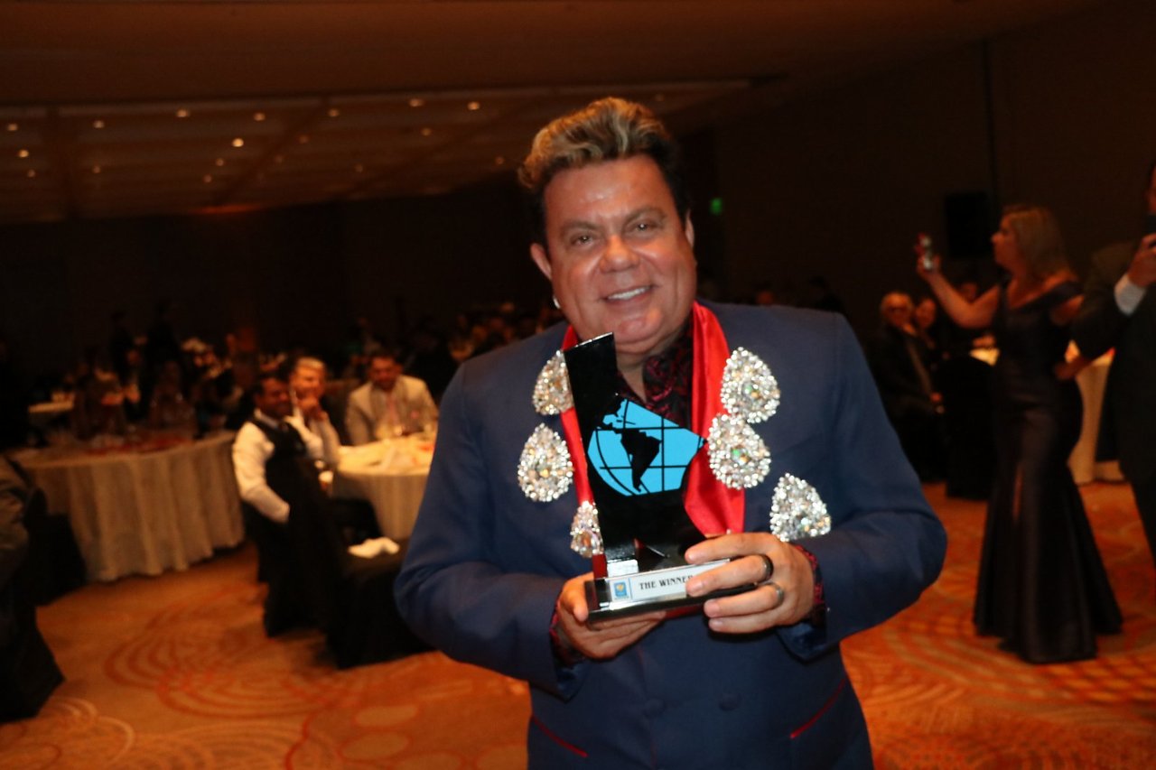 Milton Cunha recebe troféu (Foto: Rogério Fidalgo/AgNews)