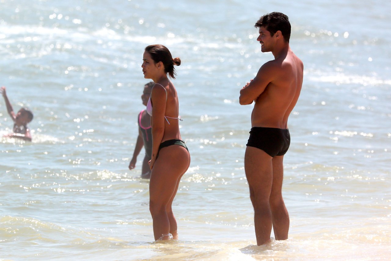 Pérola Faria na praia com namorado (Foto: AgNews)
