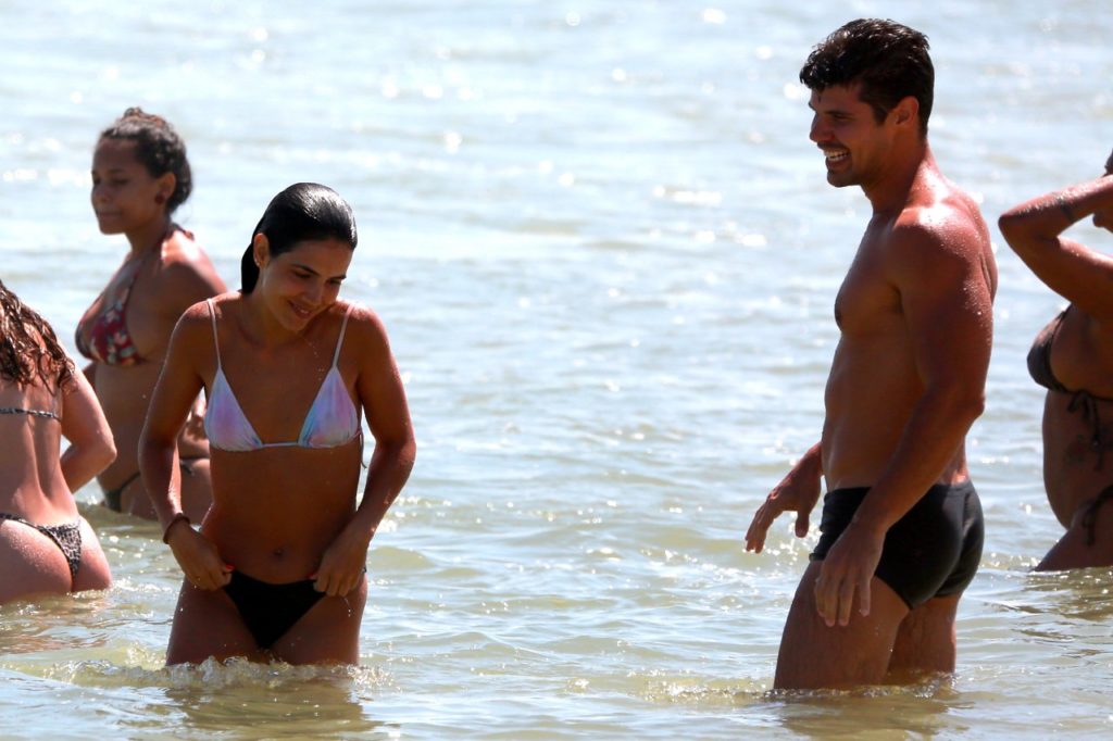 Pérola Faria na praia com namorado (Foto: AgNews)