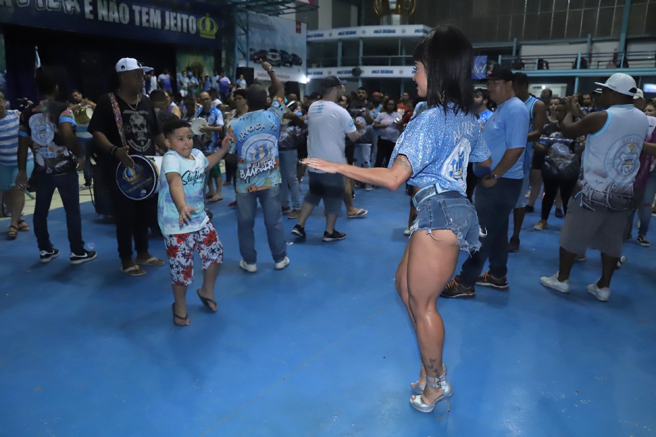 Aline Riscado no ensaio da Vila Isabel (Foto: Daniel Pinheiro/AgNews)