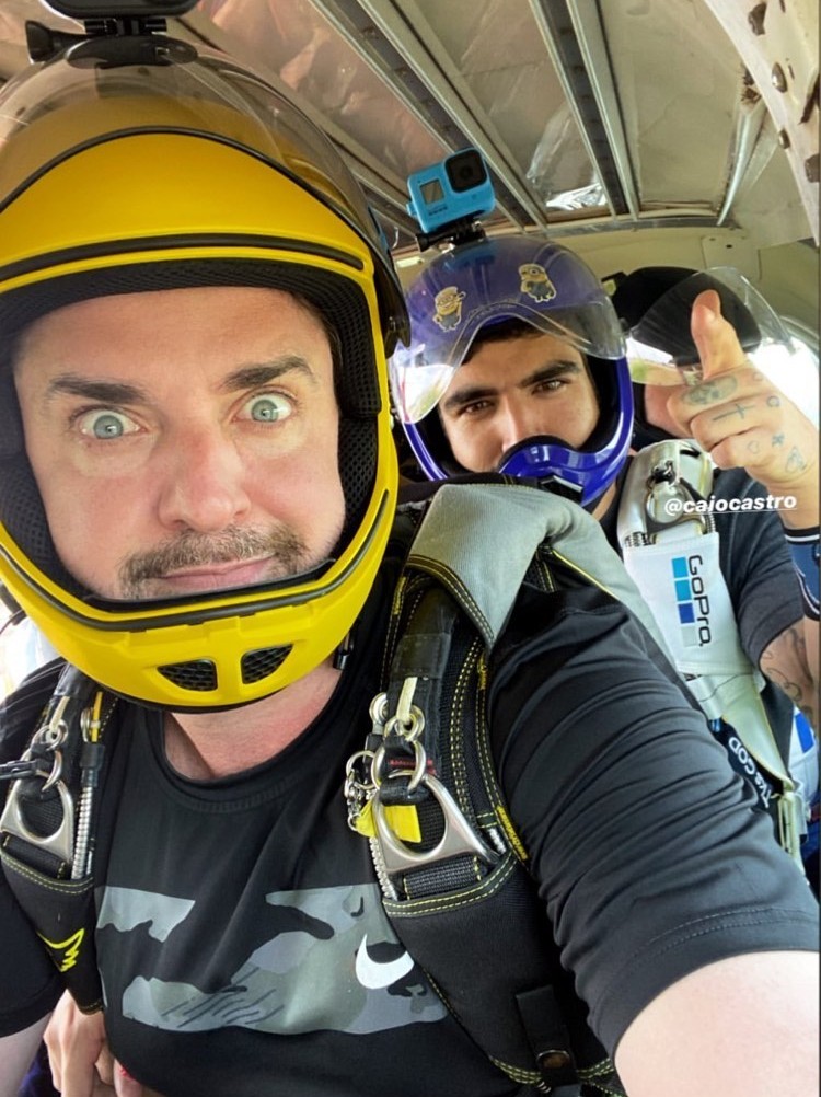 Caio Castro pronto para saltar de paraquedas (Foto: reprodução /Instagram)