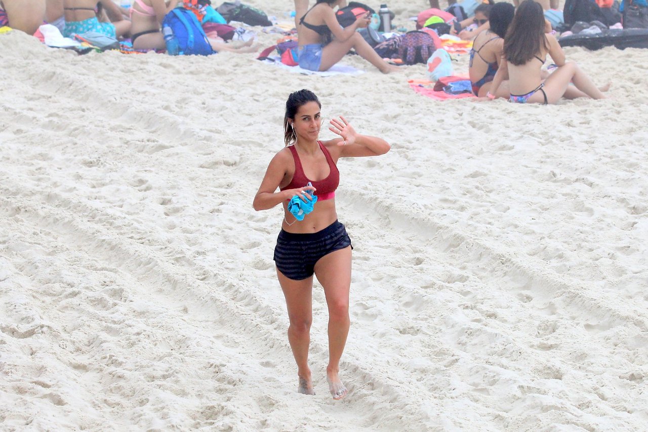 Carol Barcellos se exercita em Ipanema (Foto: AgNews)