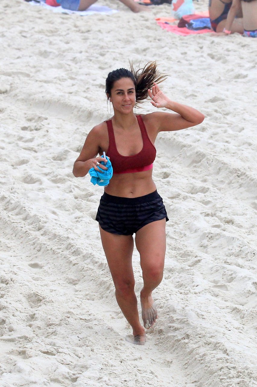 Carol Barcellos se exercita em Ipanema (Foto: AgNews)