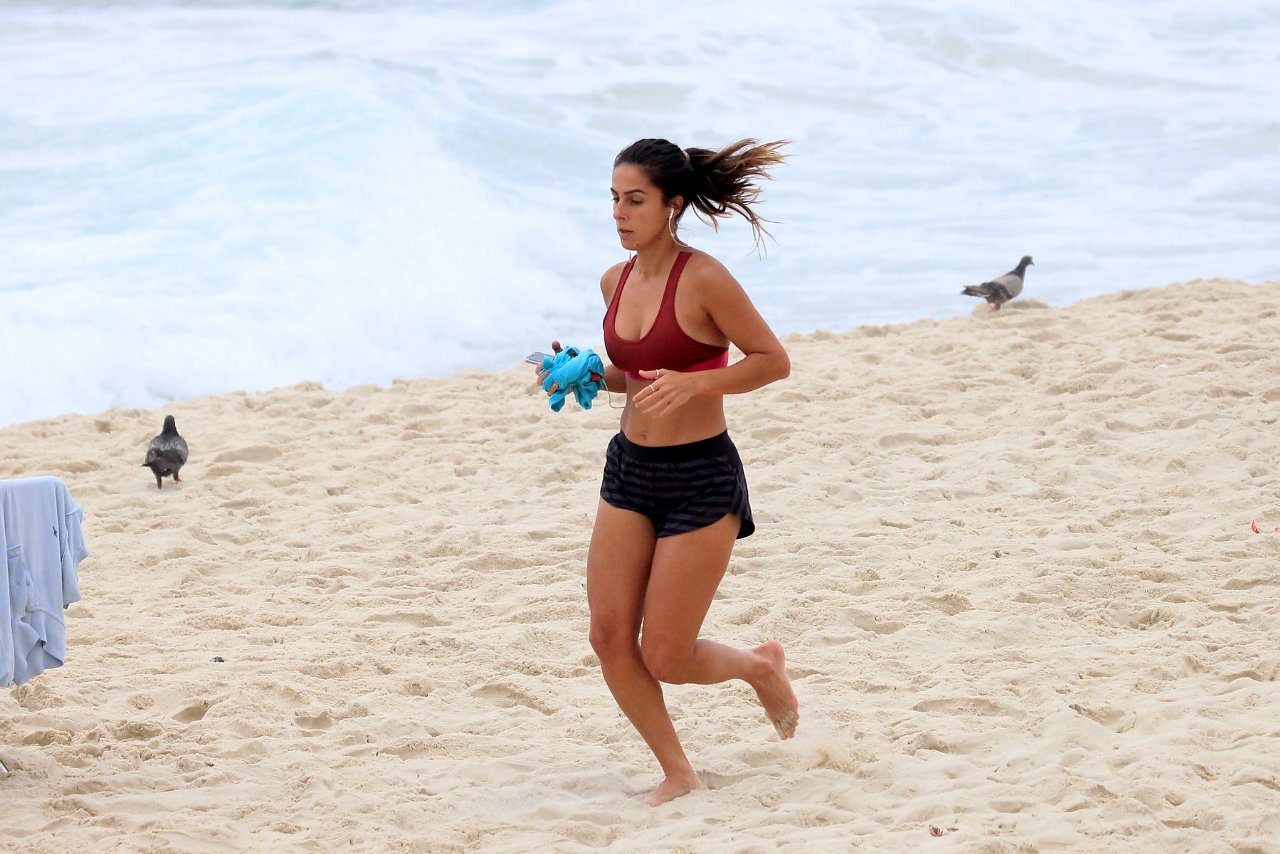 Carol Barcellos se exercita em Ipanema (Foto: AgNews)