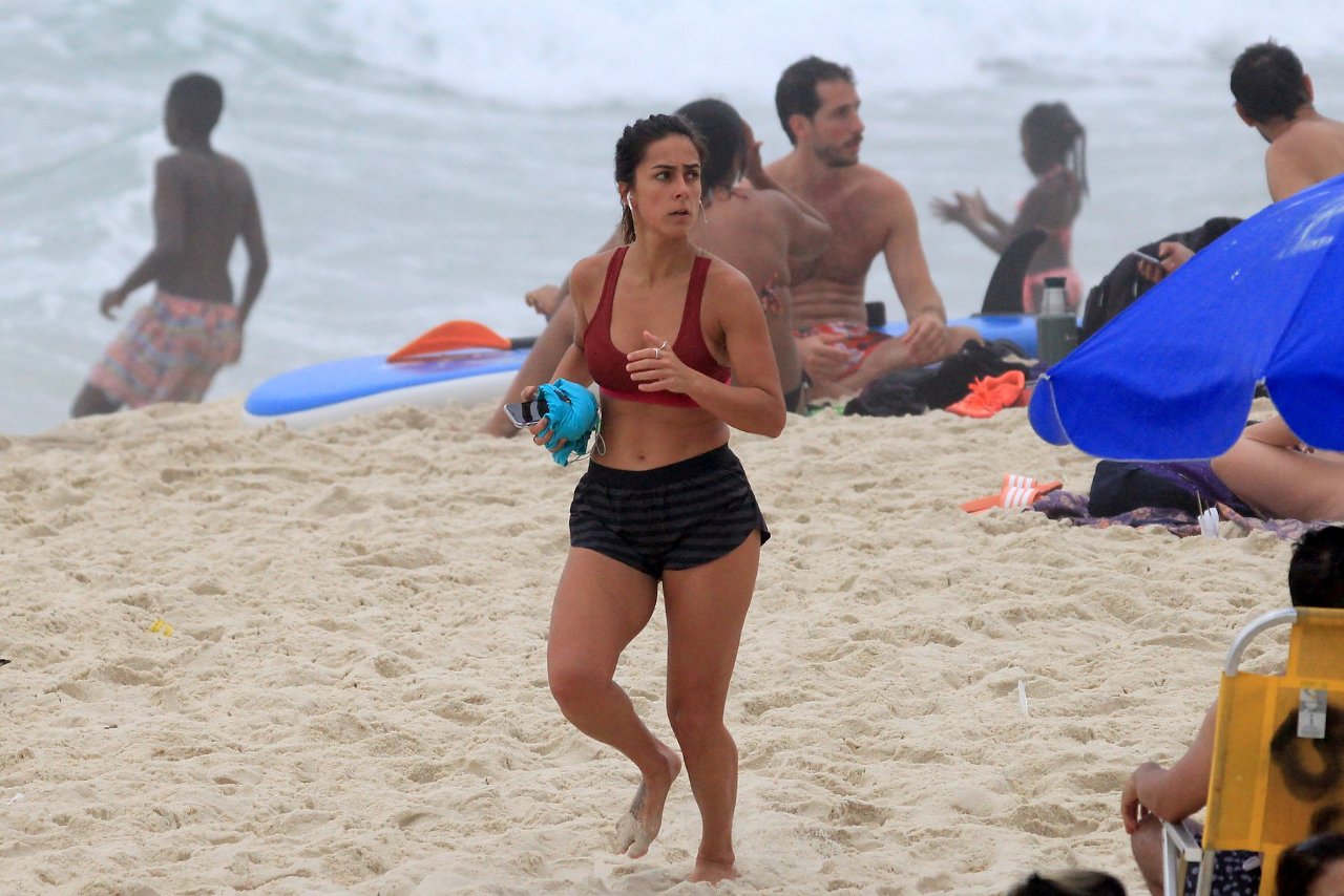 Carol Barcellos se exercita em Ipanema (Foto: AgNews)