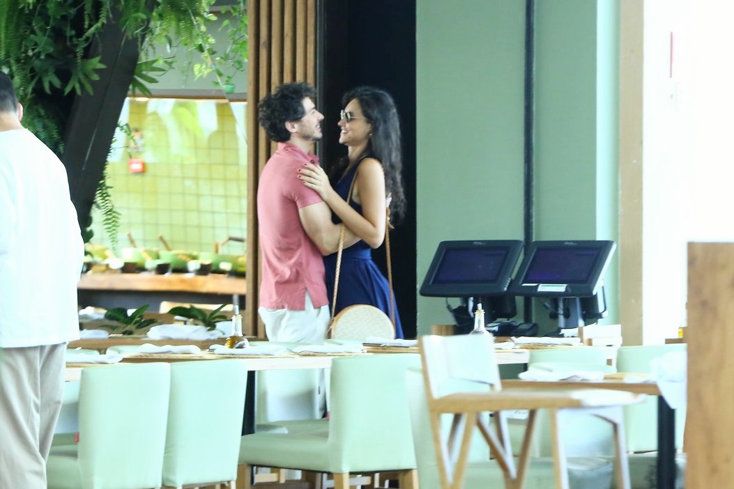 Débora Nascimento e Luiz Perez em restaurante (Foto: Edson Aipim/AgNews)
