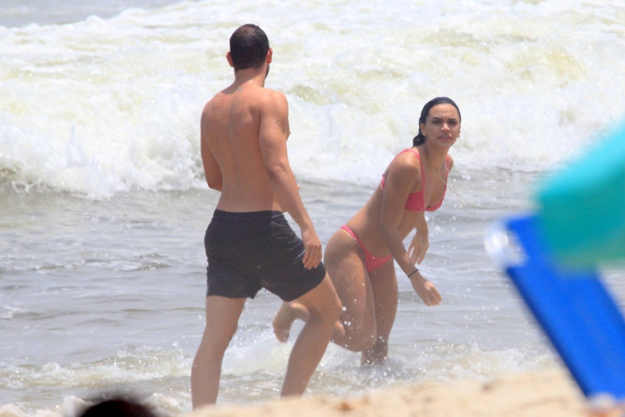 Giovana Cordeiro e o namorado na praia (Foto: AgNews)
