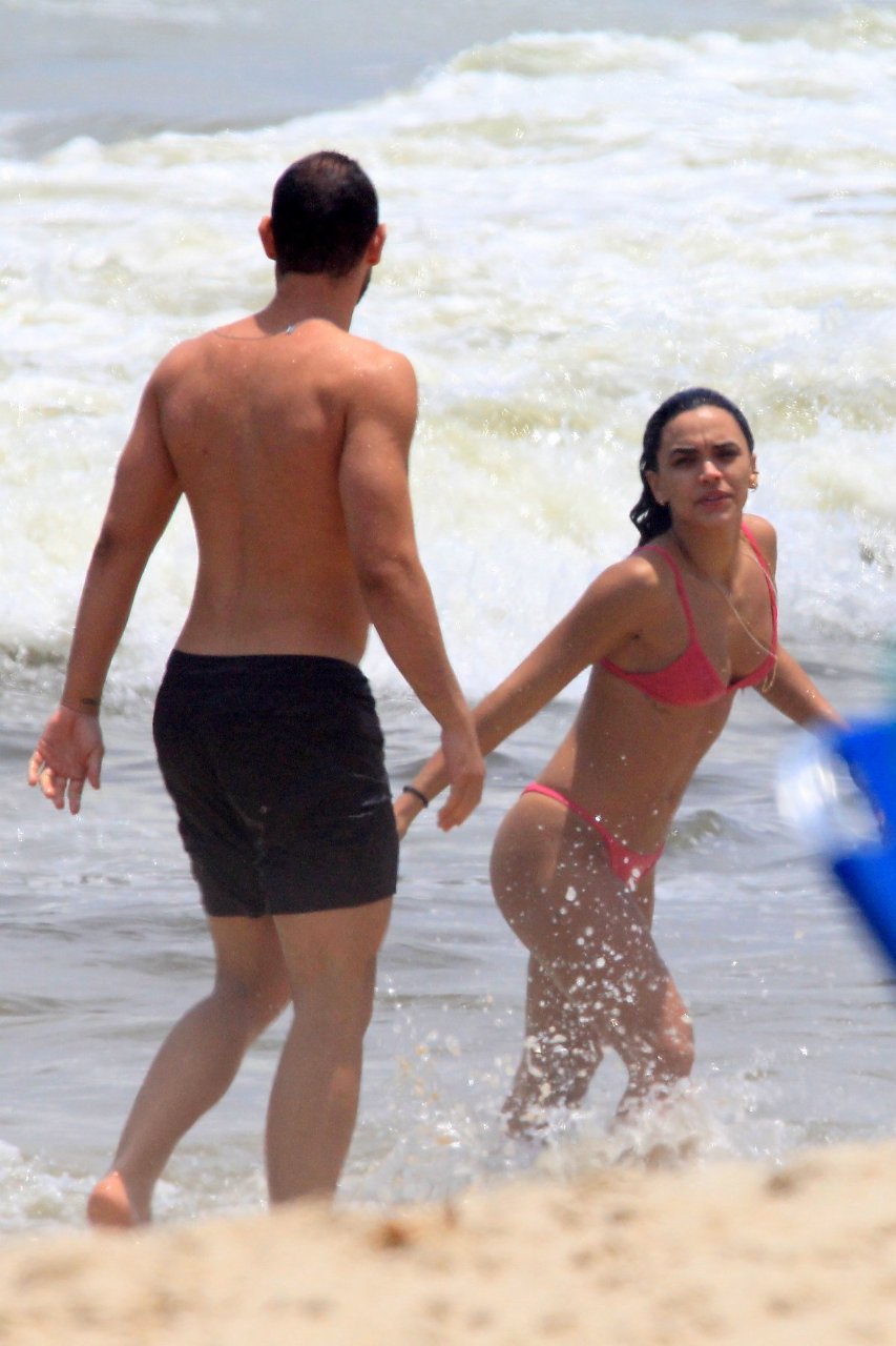 Giovana Cordeiro e o namorado na praia (Foto: AgNews)
