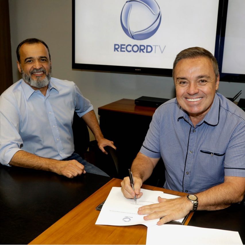 Gugu Liberato renovando contrato com a Record (Foto: reprodução/Instagram)