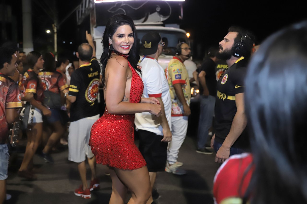 Raissa Machado no ensaio de rua da Viradouro (Foto: Daniel Pinheiro/Divulgação)