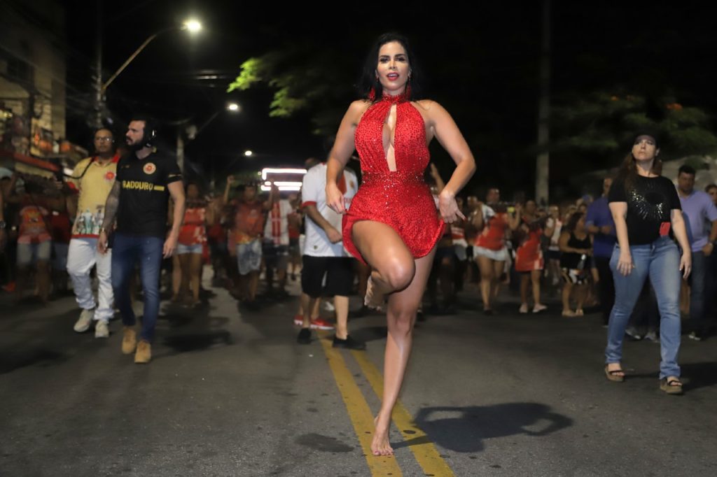 Raissa Machado no ensaio de rua da Viradouro (Foto: Daniel Pinheiro/Divulgação)