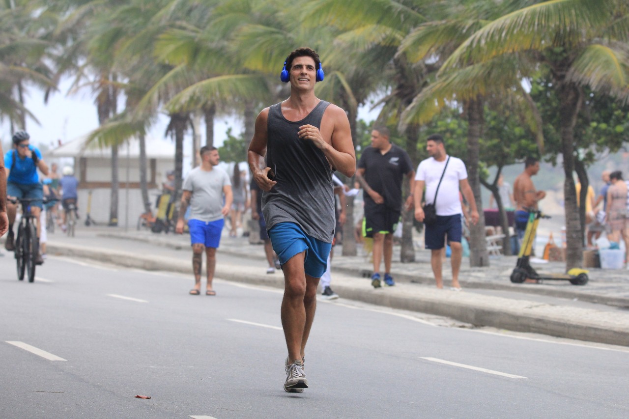 Reynaldo Gianecchini corre em Ipanema (Foto: AgNews)