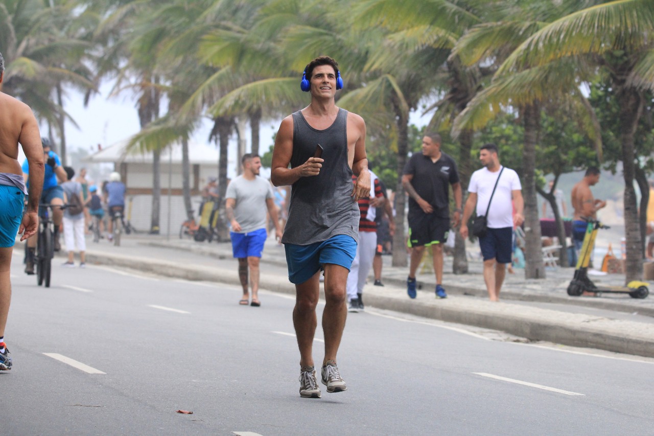 Reynaldo Gianecchini corre em Ipanema (Foto: AgNews)