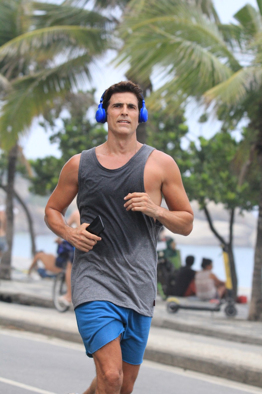 Reynaldo Gianecchini corre em Ipanema (Foto: AgNews)