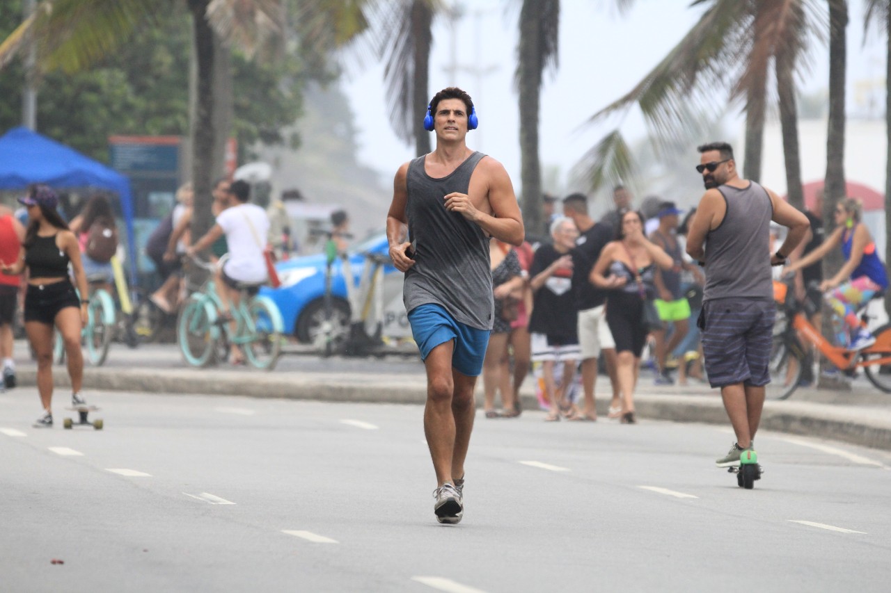 Reynaldo Gianecchini corre em Ipanema (Foto: AgNews)