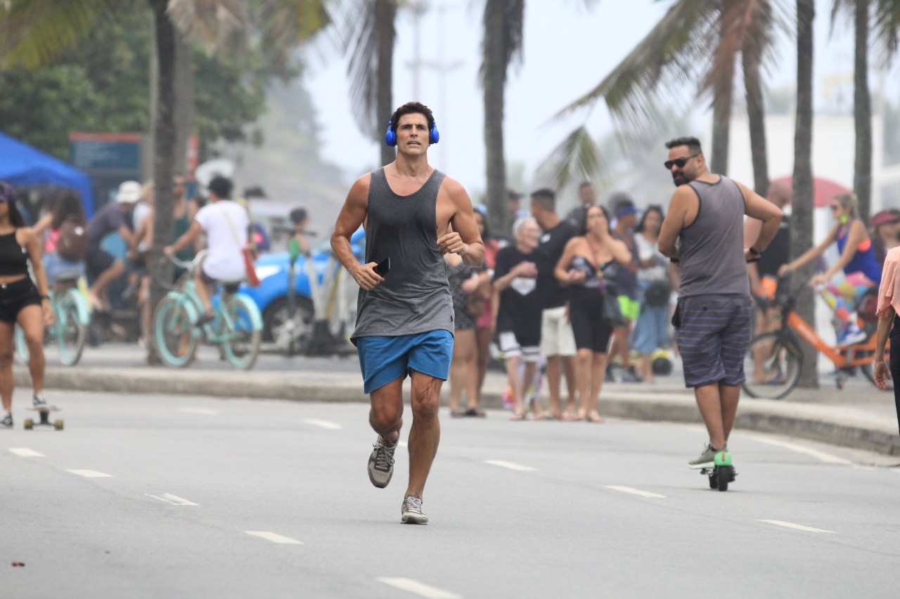 Reynaldo Gianecchini corre em Ipanema (Foto: AgNews)