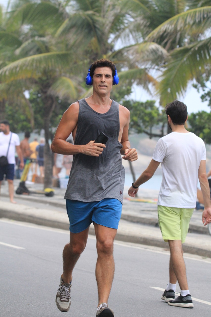 Reynaldo Gianecchini corre em Ipanema (Foto: AgNews)