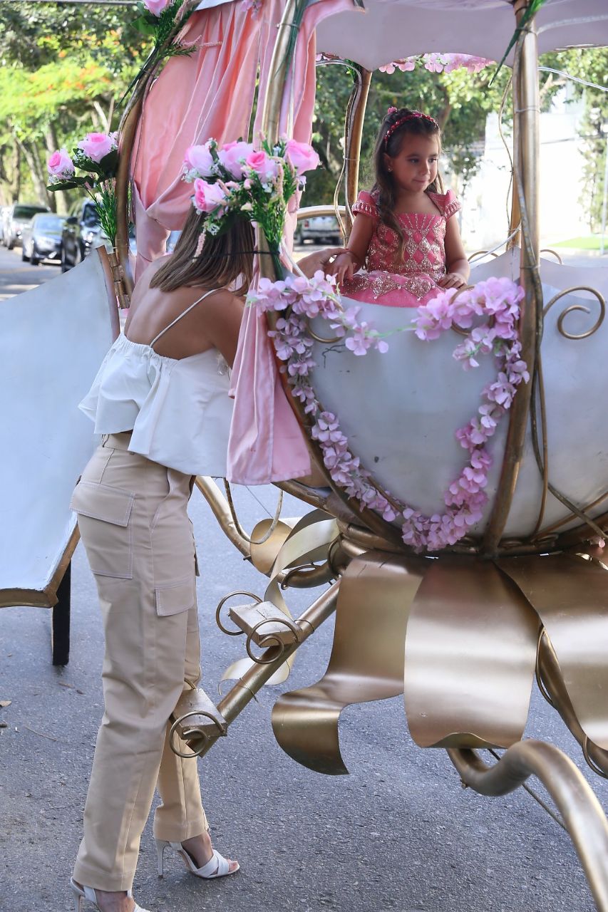 Deborah Secco, Hugo Moura e Maria Flor (Foto: Anderson Borde/AgNews)