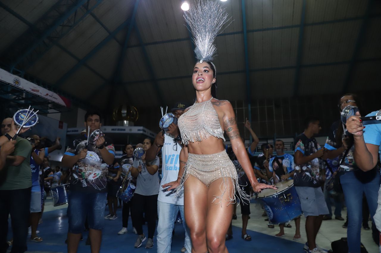 Aline Riscado no ensaio da Vila Isabel (Foto: Daniel Pinheiro/AgNews)