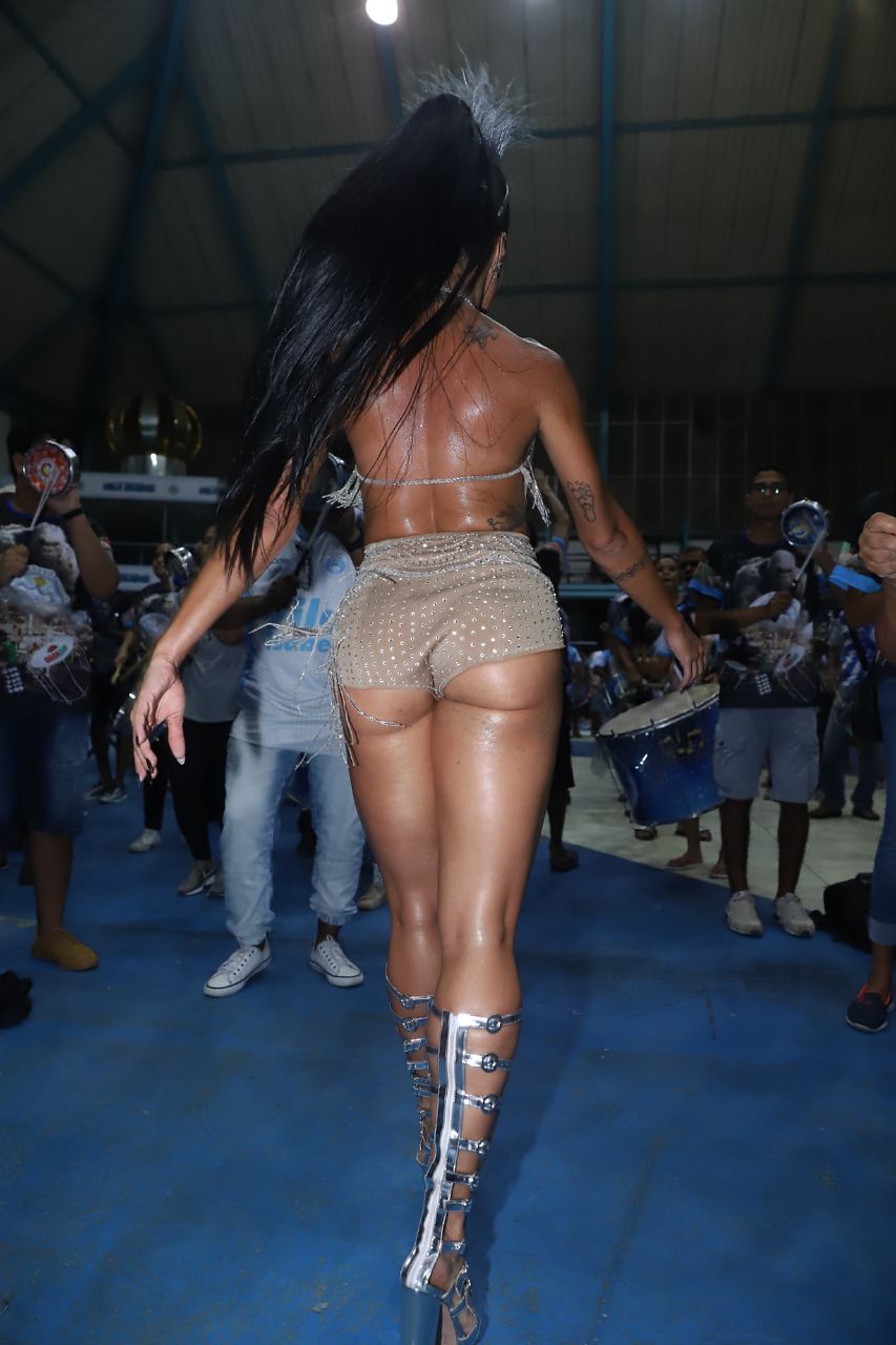 Aline Riscado no ensaio da Vila Isabel (Foto: Daniel Pinheiro/AgNews)