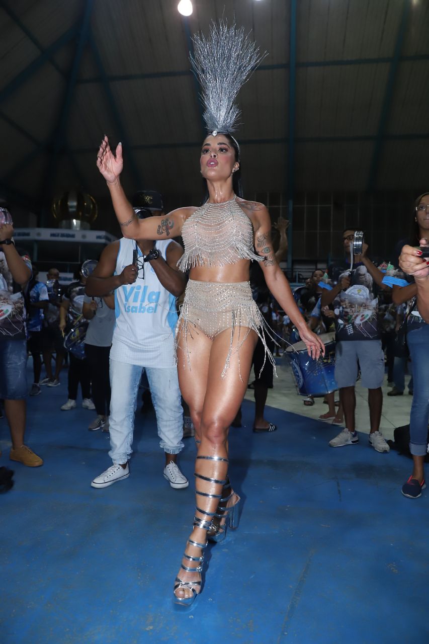 Aline Riscado no ensaio da Vila Isabel (Foto: Daniel Pinheiro/AgNews)