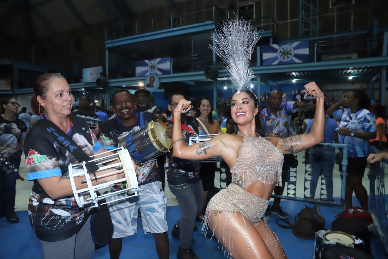 Aline Riscado no ensaio da Vila Isabel (Foto: Daniel Pinheiro/AgNews)