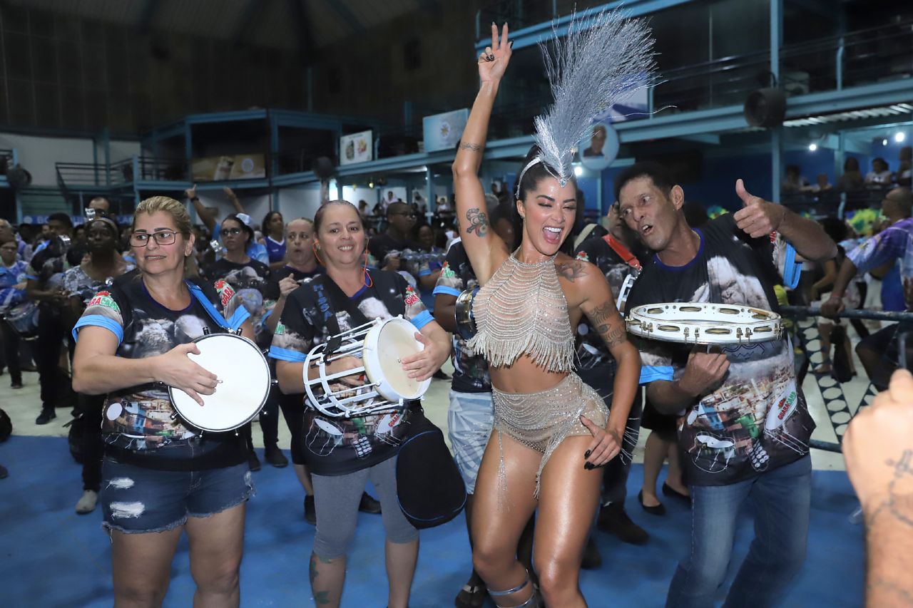 Aline Riscado no ensaio da Vila Isabel (Foto: Daniel Pinheiro/AgNews)