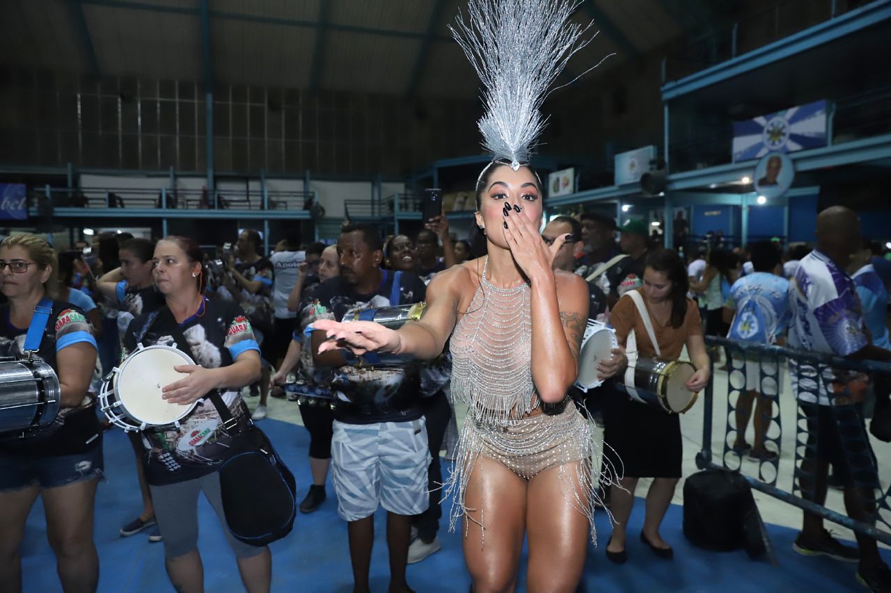 Aline Riscado no ensaio da Vila Isabel (Foto: Daniel Pinheiro/AgNews)