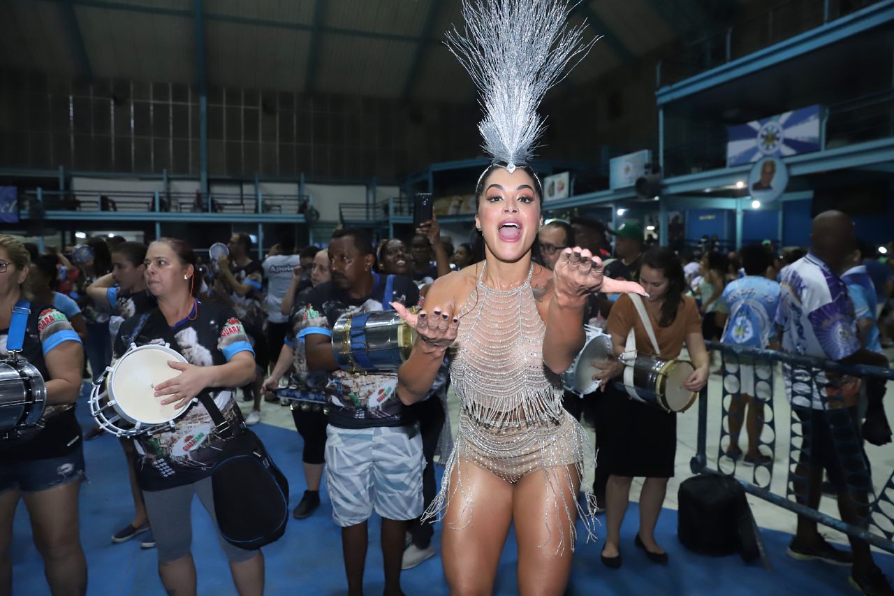 Aline Riscado no ensaio da Vila Isabel (Foto: Daniel Pinheiro/AgNews)