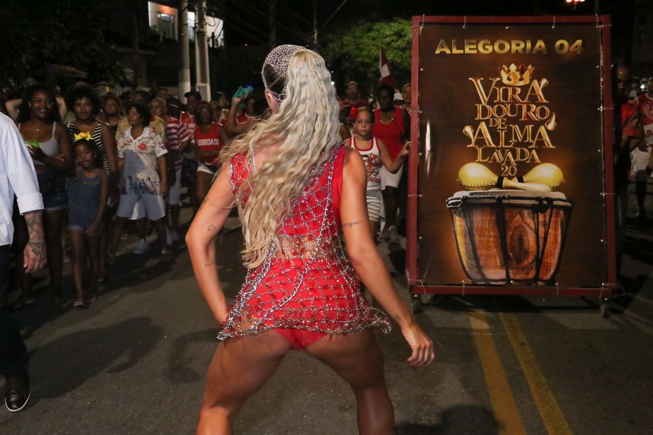 Lorena Improta no ensaio da Viradouro (Foto: Beatriz Damy/AgNews)