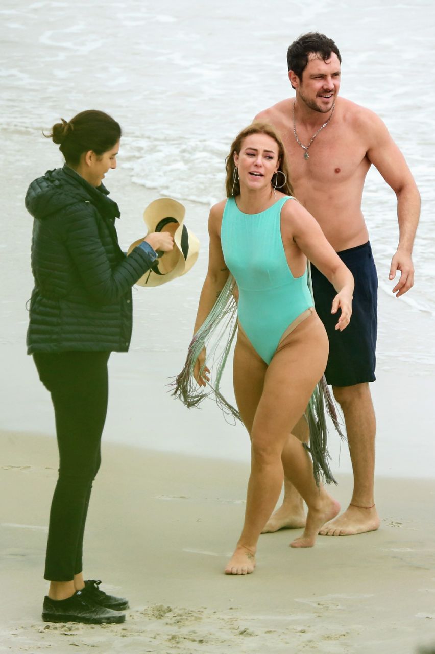 Paolla Oliveira e Sérgio Guizé gravando na praia (Foto: Dilson Silva/AgNews)