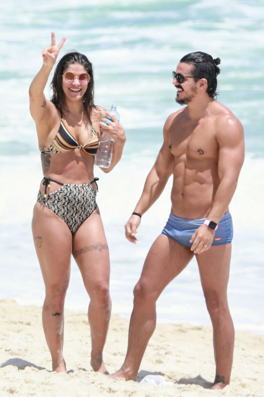 Priscila Fantin e o marido Bruno Lopes na praia (Foto: Dilson Silva/AgNews)