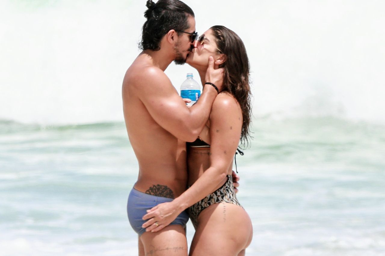 Priscila Fantin e o marido Bruno Lopes na praia (Foto: Dilson Silva/AgNews)