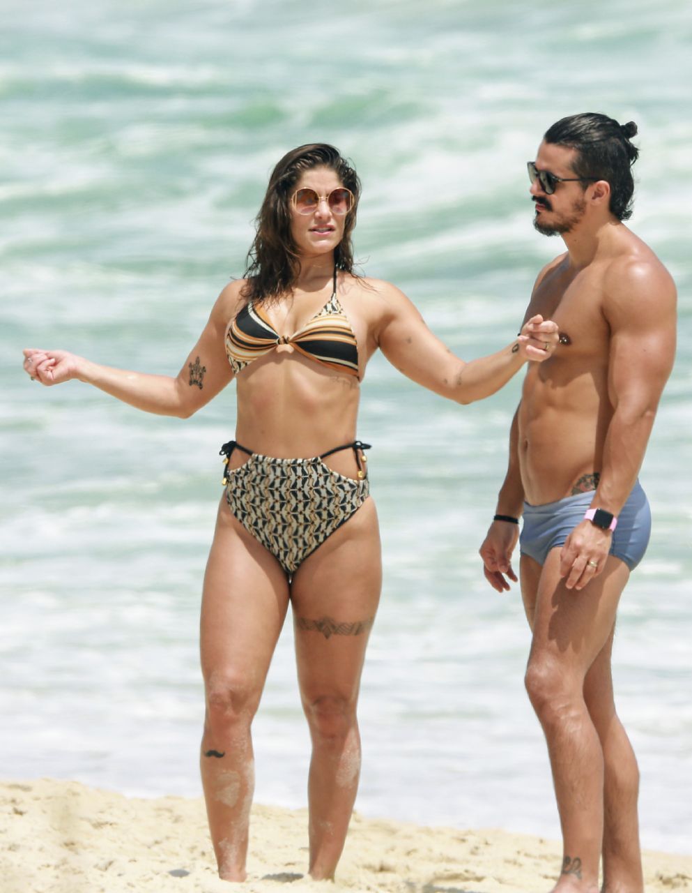 Priscila Fantin e o marido Bruno Lopes na praia (Foto: Dilson Silva/AgNews)