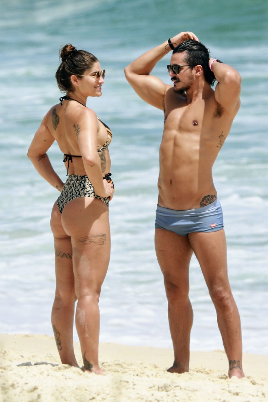 Priscila Fantin e o marido Bruno Lopes na praia (Foto: Dilson Silva/AgNews)
