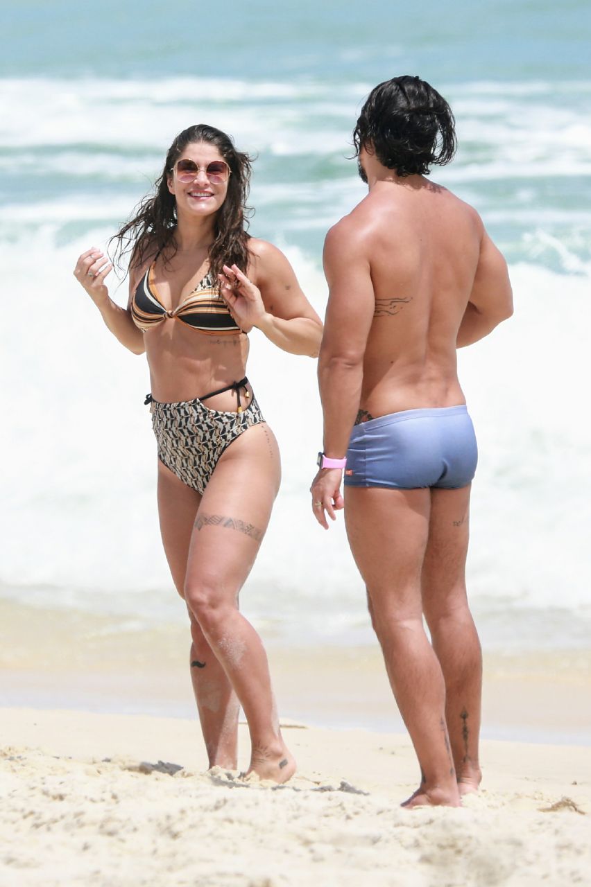 Priscila Fantin e o marido Bruno Lopes na praia (Foto: Dilson Silva/AgNews)