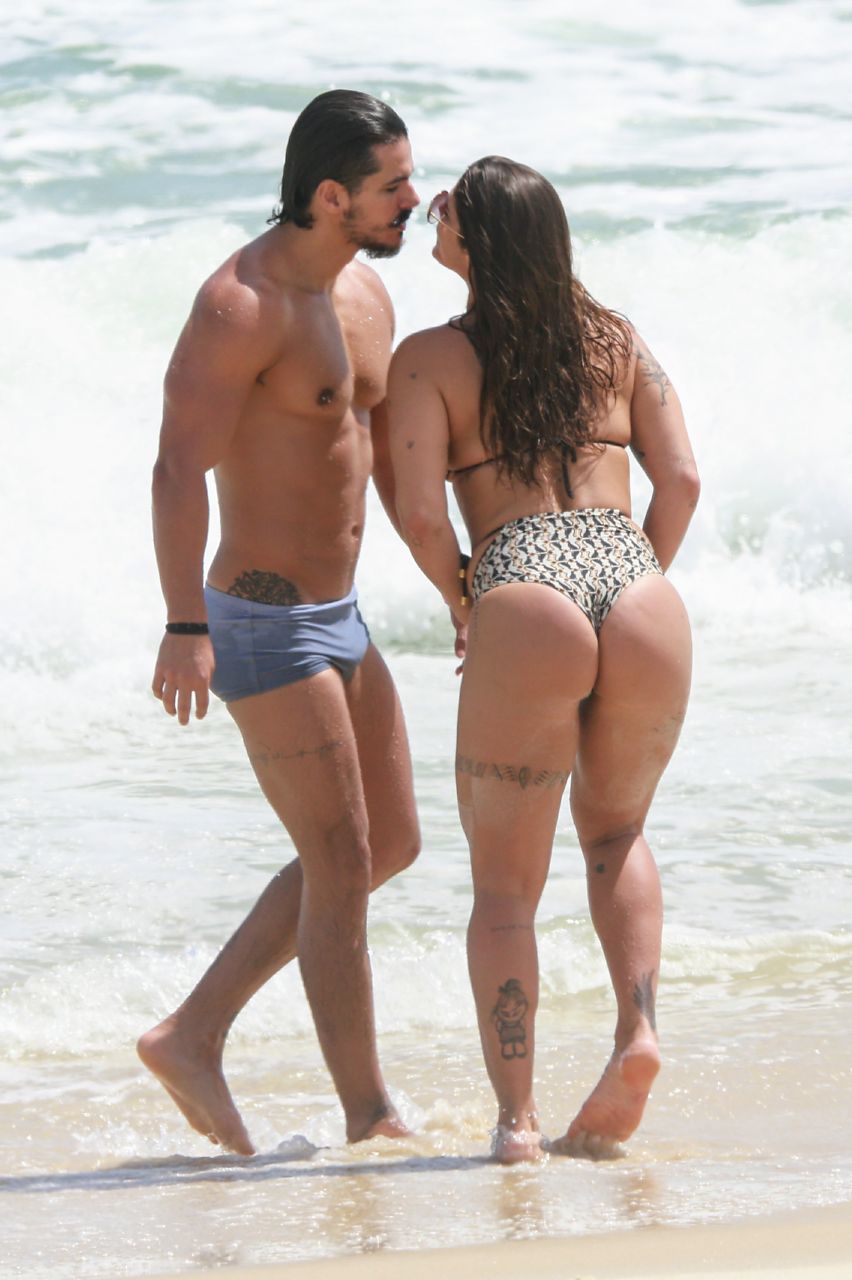 Priscila Fantin e o marido Bruno Lopes na praia (Foto: Dilson Silva/AgNews)